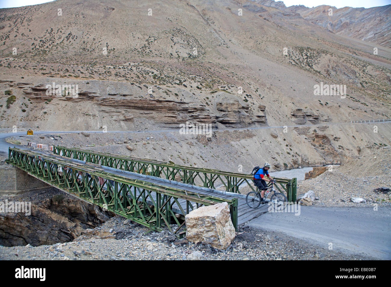 Cycliste de traverser un pont sur la route de Manali à Leh à travers l'himalaya Banque D'Images