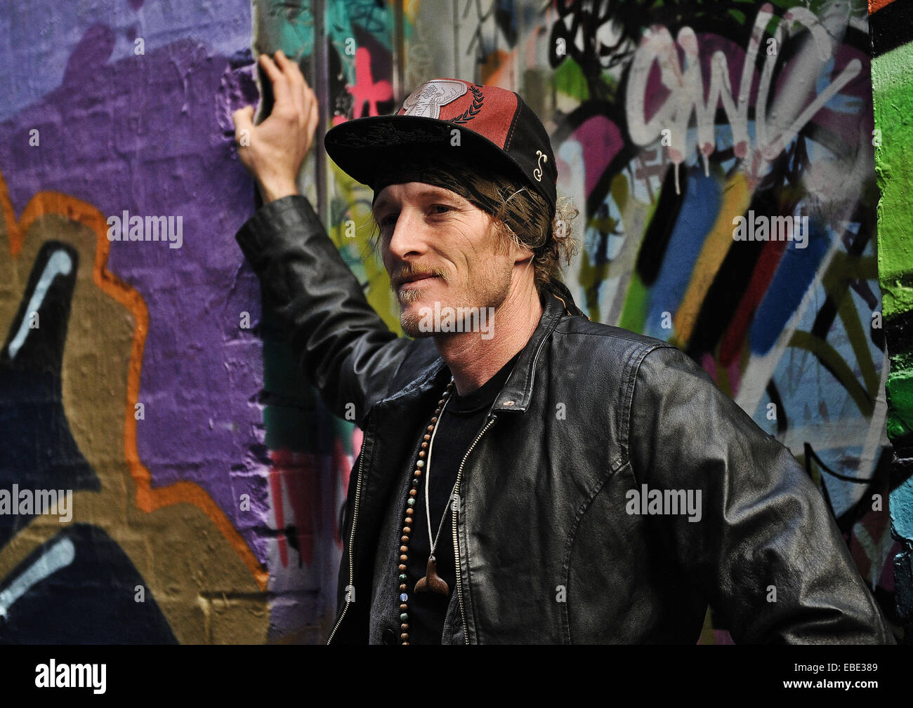 Se détendre dans un graffitti couverts dans le CBD de Melbourne, Victoria, Australie Banque D'Images