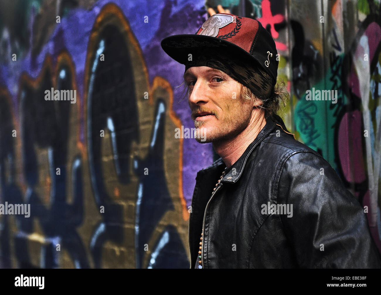 Se détendre dans un couvert de graffitis dans le CBD de Melbourne, Victoria, Australie. Banque D'Images