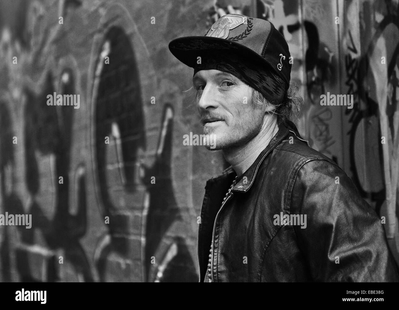 Se détendre dans un couvert de graffitis dans le CBD de Melbourne, Victoria, Australie Banque D'Images