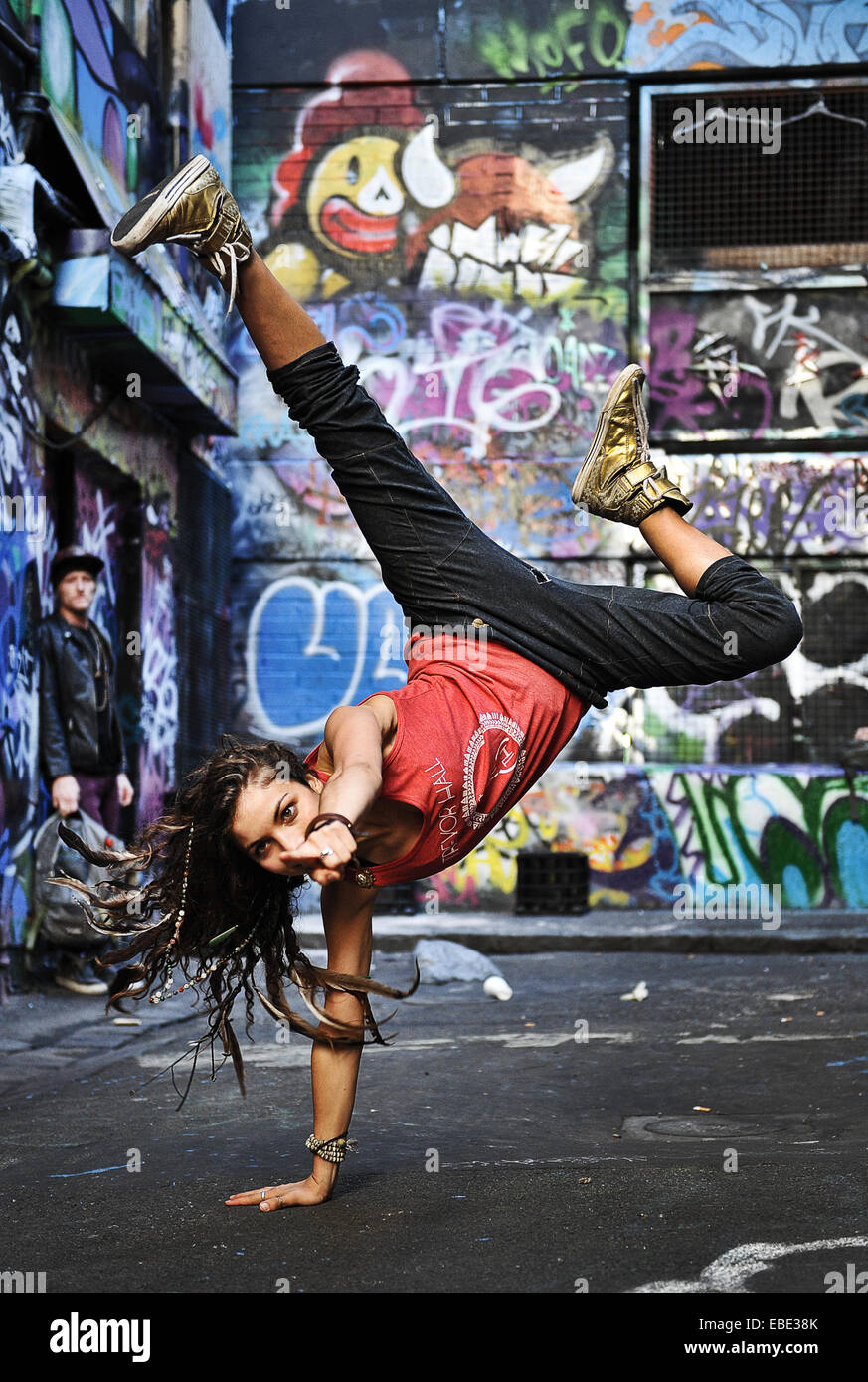 Une grande danseuse et le retournement des coups dans une rue latérale couverte de graffiti dans la région de Melbourne, Victoria, Australie Banque D'Images