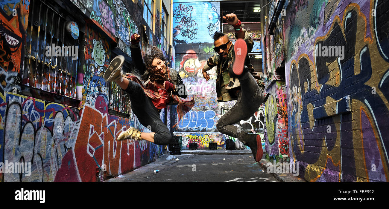 Danseurs dans un coup de haut couvert de graffitis dans le CBD de Melbourne, Victoria, Australie Banque D'Images