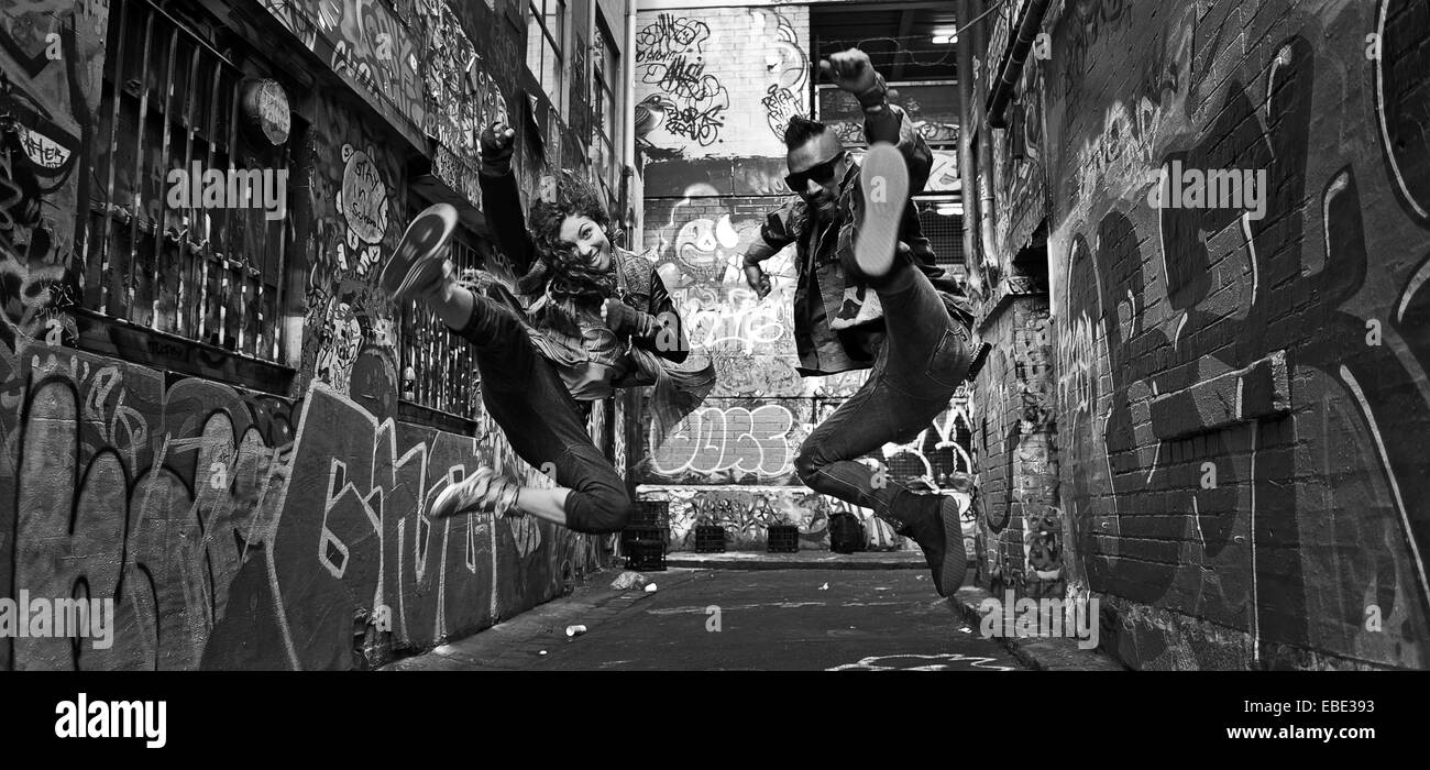 Danseurs dans un coup de haut couvert de graffitis dans le CBD de Melbourne, Victoria, Australie Banque D'Images