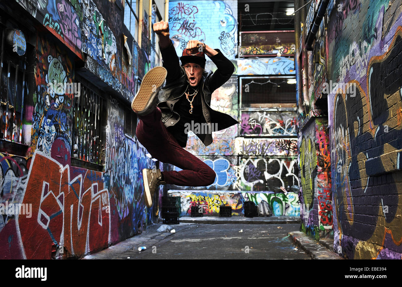 Danseurs dans un coup de haut couvert de graffitis dans le CBD de Melbourne, Victoria, Australie Banque D'Images