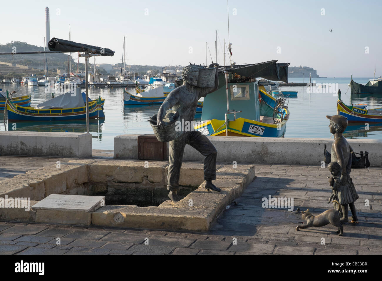 Statues de Quayside à Marsaxlokk à Malte Banque D'Images