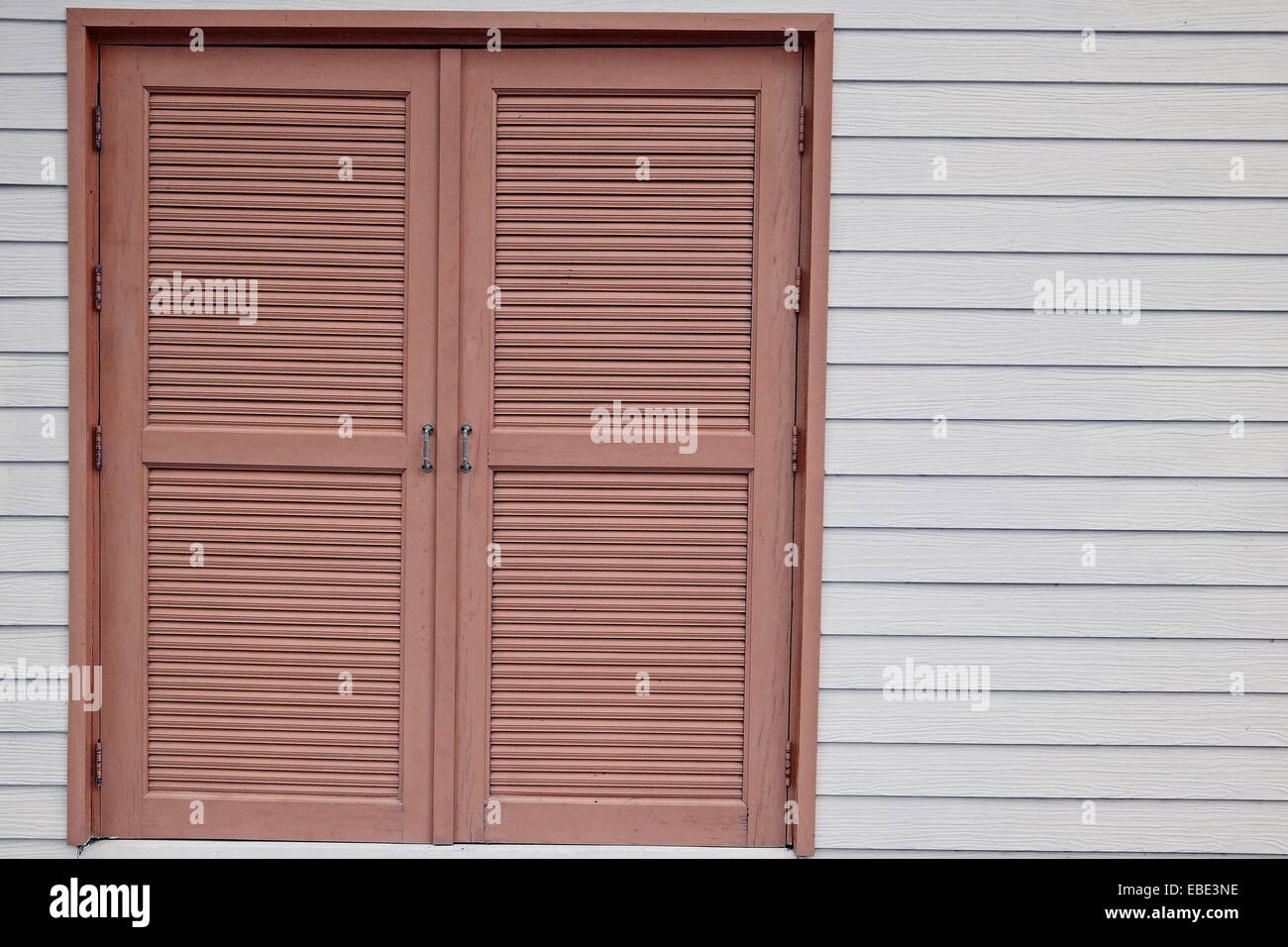 Fenêtre en bois vintage magnifique sur un fond de bois blanc Banque D'Images