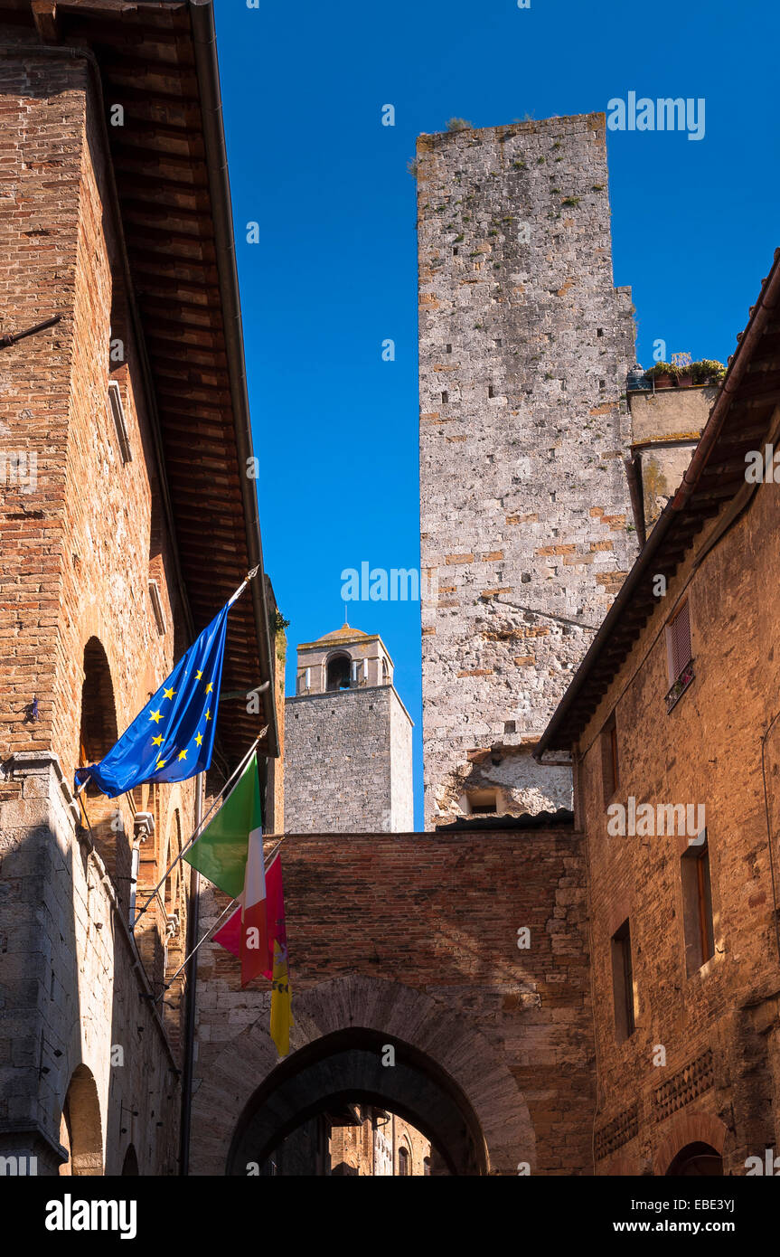 Les bâtiments et les drapeaux, San Gimignano, Province de Sienne, Toscane, Italie Banque D'Images
