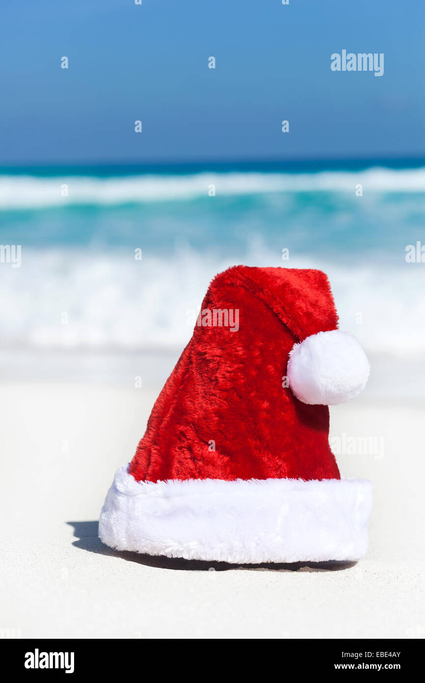 Santa Hat sur plage de sable blanc sur fond de mer des Caraïbes Banque D'Images Santa Hat sur plage de sable blanc sur fond de mer des Caraïbes Banque D'Images