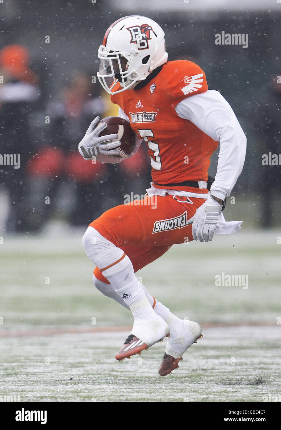 Bowling Green, Ohio, USA. 28 Nov, 2014. Bowling Green wide receiver Ronnie Moore (5) s'exécute avec le ballon lors de NCAA Football action de jeu entre les Falcons de Bowling Green et les cardinaux de la Ball State au stade Doyt L. Perry à Bowling Green, Ohio. Bowling Green Ball State défait 41-24. © csm/Alamy Live News Banque D'Images