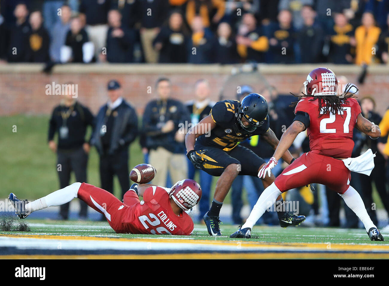 Columbia, MO, USA. 28 Nov, 2014. Craftsman aspirateur avale de l'Arkansas Jared évoluait Collins (29) la balle et force un fumble par Missouri Tigers receveur Bud Sasser (21) au cours du troisième trimestre de la NCAA football match entre le Missouri Tigers et de l'Arkansas à Craftsman aspirateur avale-Faurot Field à Columbia, Missouri. L'Arkansas Missouri défait 21-14. ©2014 Billy Hurst/CSM/Alamy Live News Banque D'Images