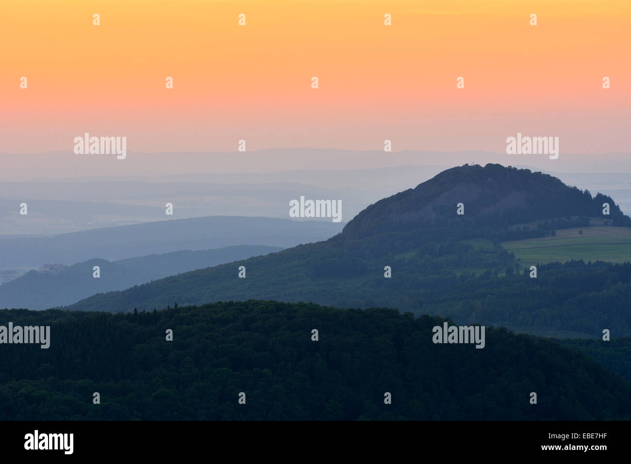 Paysage de montagne au crépuscule avec Milseburg, Abtsrodaer Kuppe, Poppenhausen Wasserkuppe, Rhon, Montagnes, Hesse, Allemagne Banque D'Images