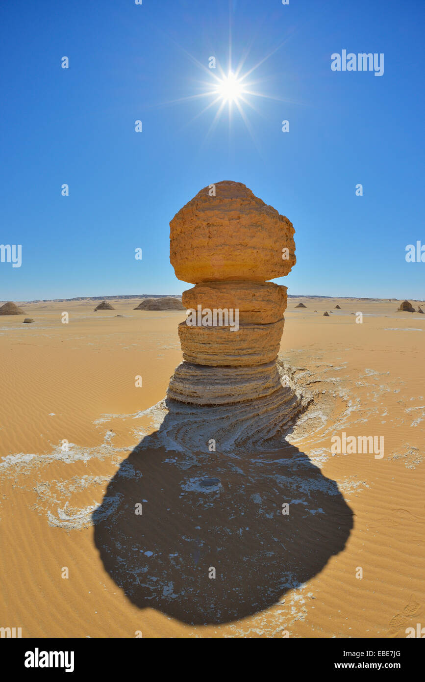 Plus de Sun Rock Formation dans le désert blanc, Désert de Libye, désert du Sahara, Nouvelle Vallée Gouvernorat, Egypte Banque D'Images