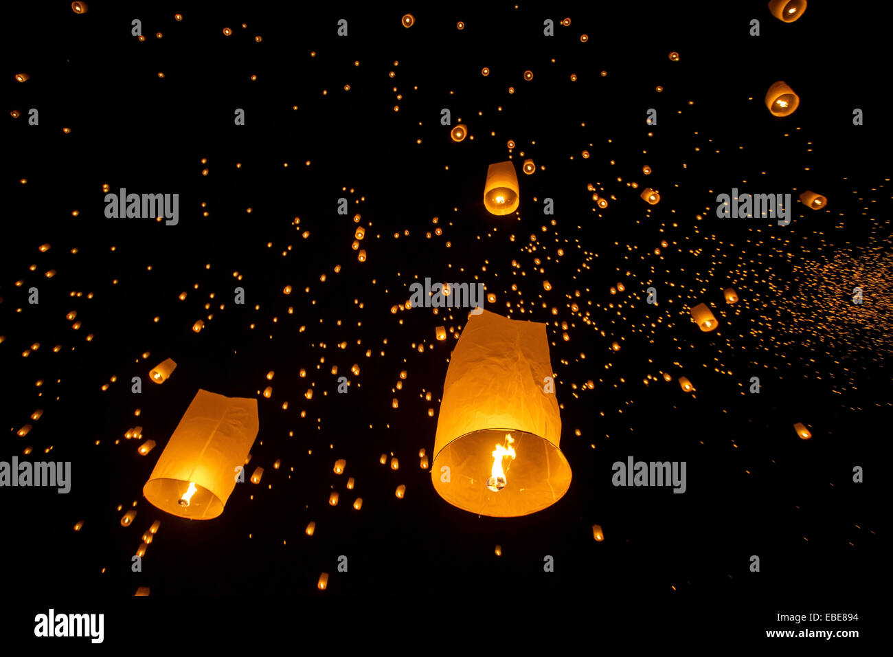 Lanternes flottantes au cours de Yi Peng Festival à Chiang Mai, Thaïlande Banque D'Images