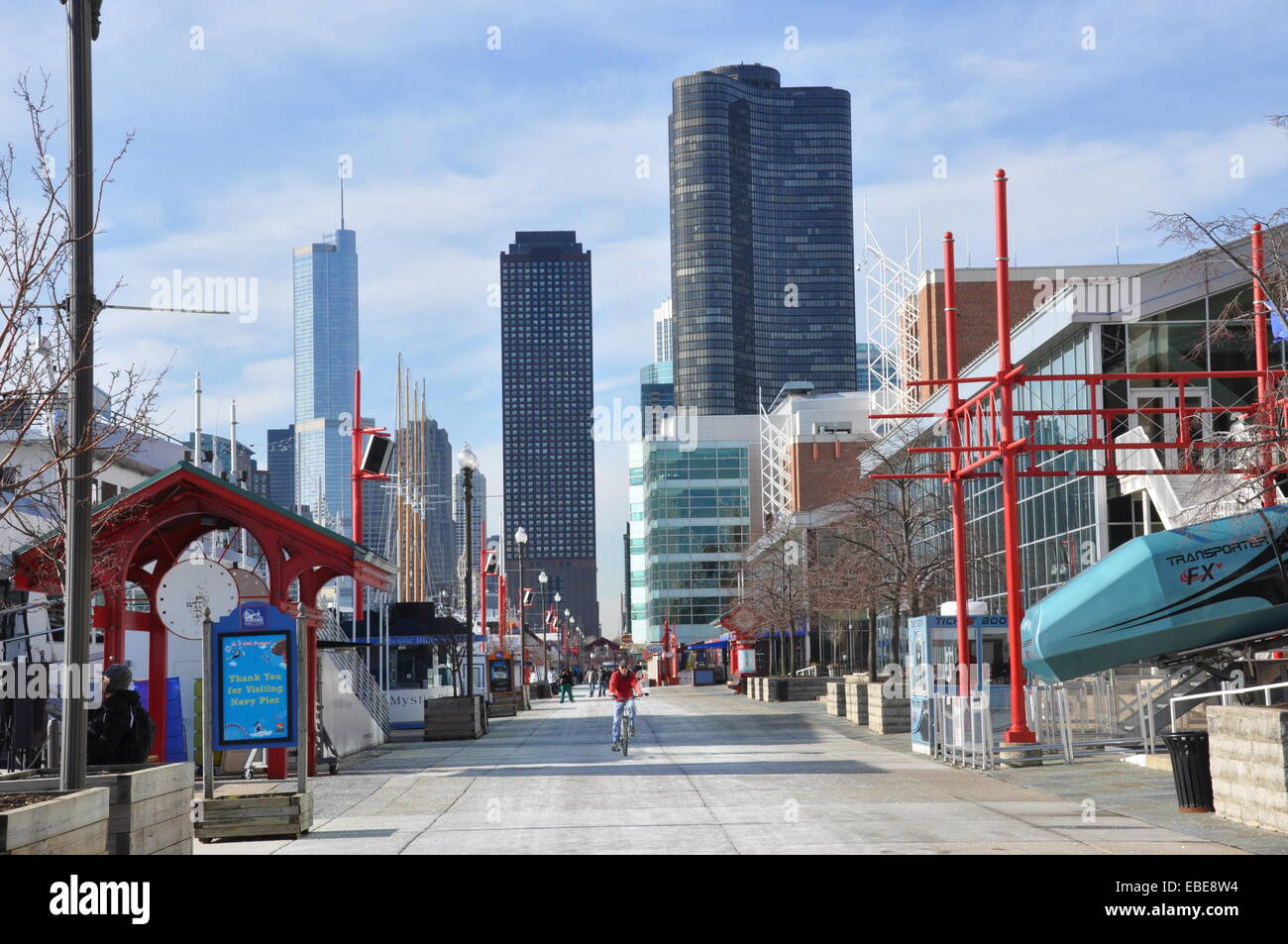 Circonscription cycliste le long de la jetée de la marine avec l'horizon de Chicago dans l'arrière-plan. Banque D'Images