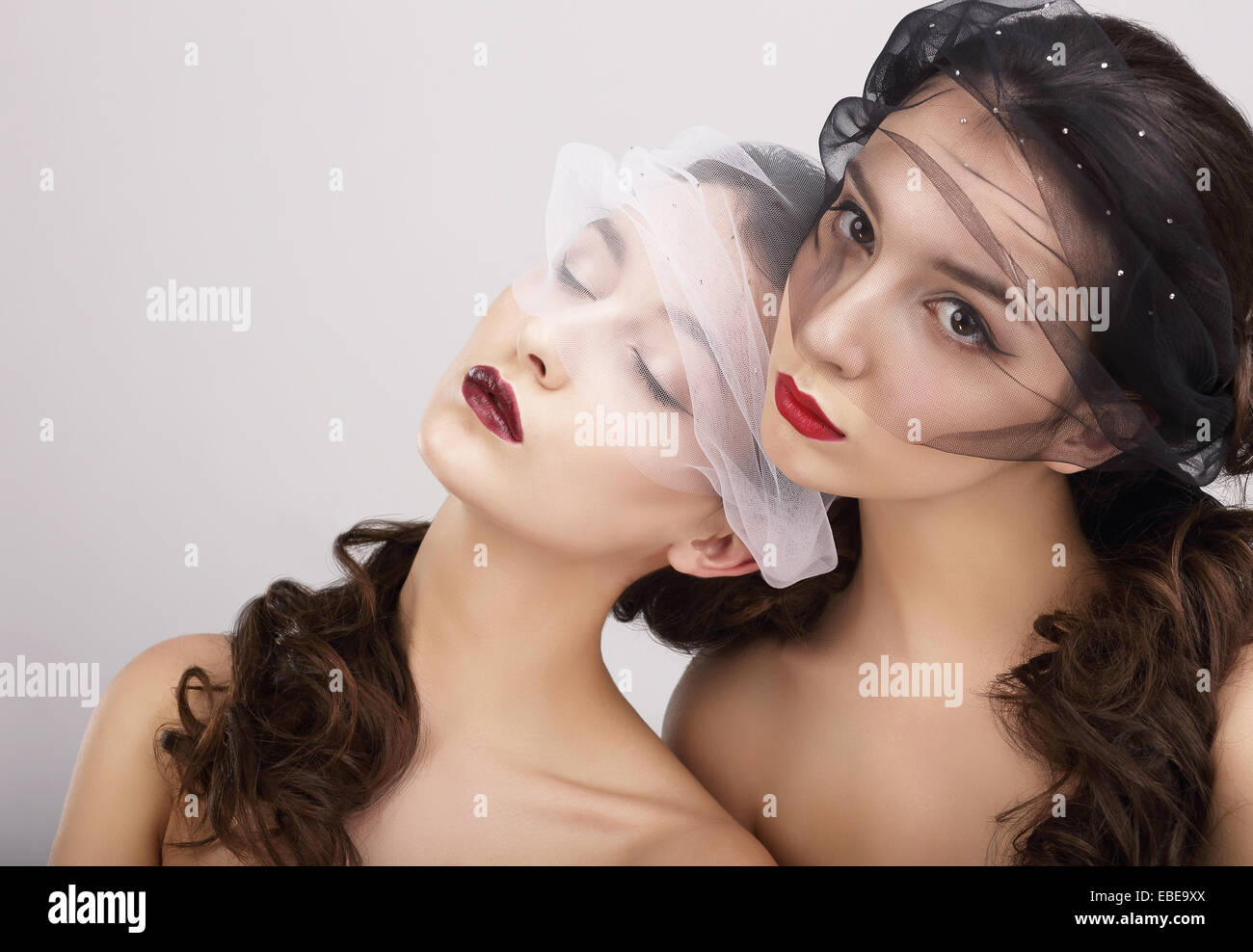 Image conceptuelle. Deux femmes de fantaisie avec des voiles Banque D'Images