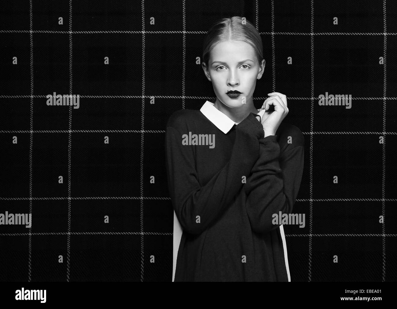 Glam. Femme attrayante en posant les ombres Hipster Banque D'Images Glam. Femme attrayante en posant les ombres Hipster Banque D'Images