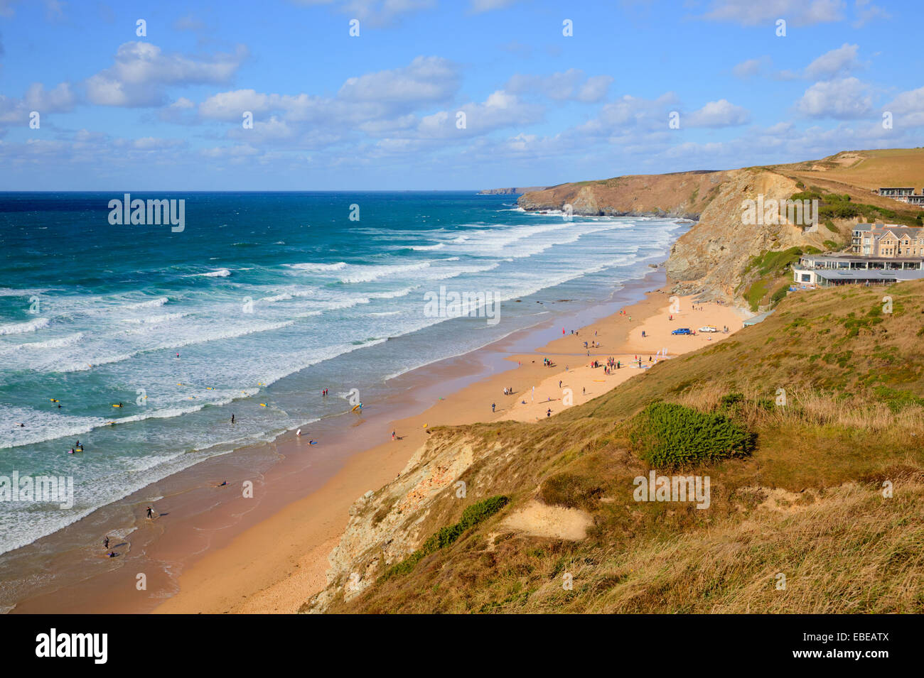 Watergate Bay Cornwall England UK côte nord des Cornouailles de Newquay Padstow et entre sur un ciel bleu ensoleillé jour plage de surf populaire Banque D'Images