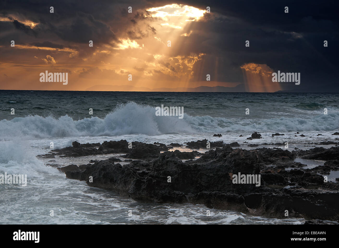 Tempête sur la mer avec beau coucher de soleil nature composition Grèce Banque D'Images
