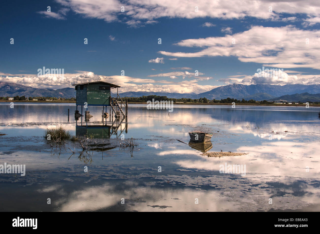 Une cabane de pêcheur au bord du superbe lac calme Grèce Banque D'Images