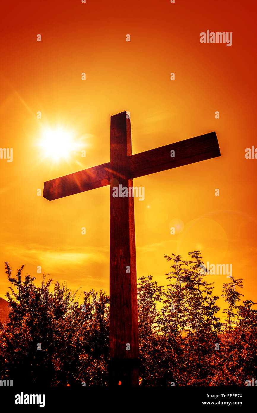 Croix chrétienne dans un rayons de soleil. Banque D'Images