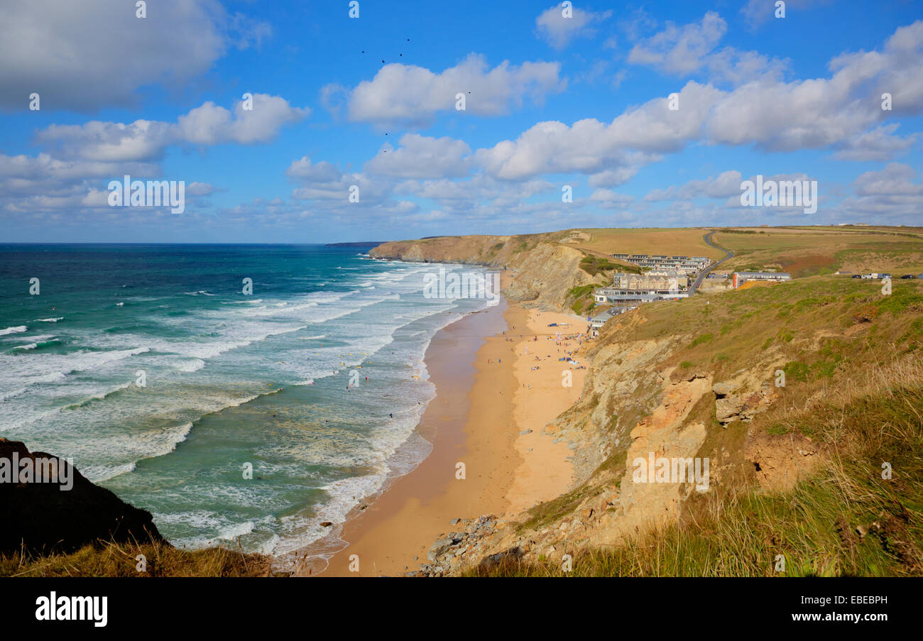 La plage de la baie de Watergate Cornwall England UK côte nord des Cornouailles de Newquay Padstow et entre sur un ciel bleu jour très prisée des surfeurs Banque D'Images