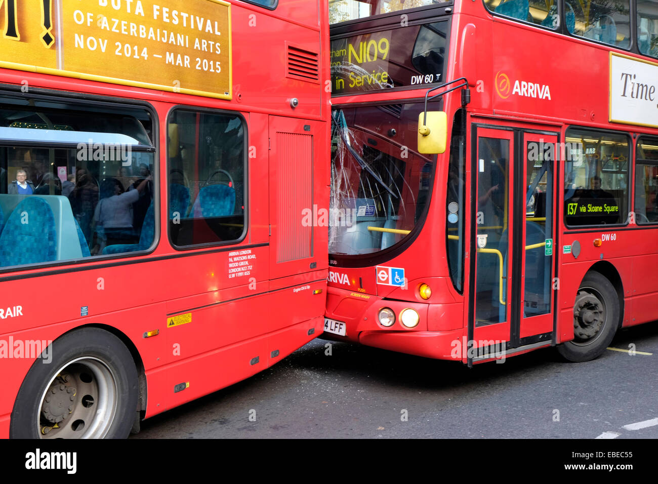 Deux bus à impériale rouge entrent en collision dans le centre de Londres Banque D'Images