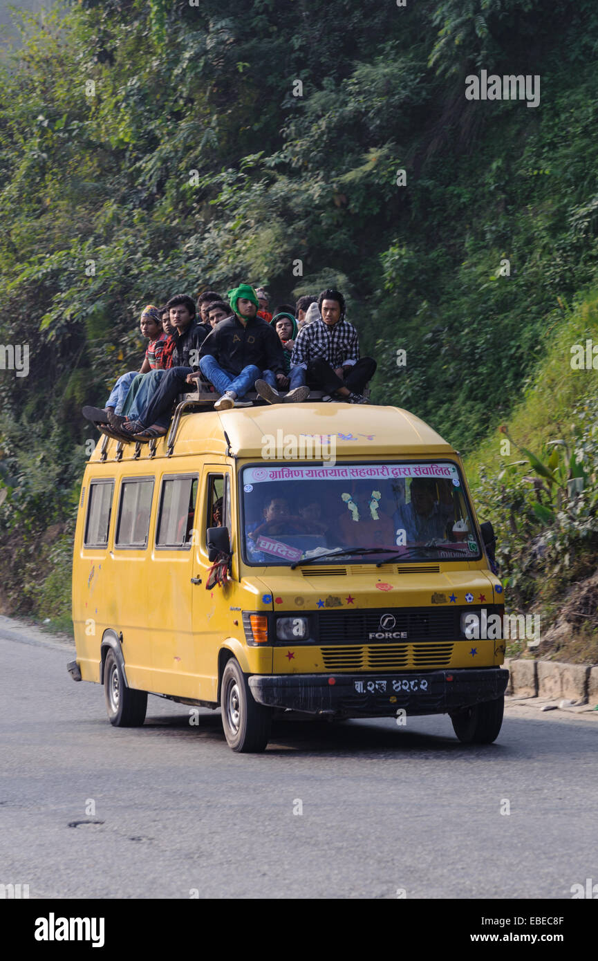 Le transport par autobus local, il est normal de voir des gens assis sur le toit de l'autobus. Ce sont sans doute les meilleurs mode de transpo Banque D'Images