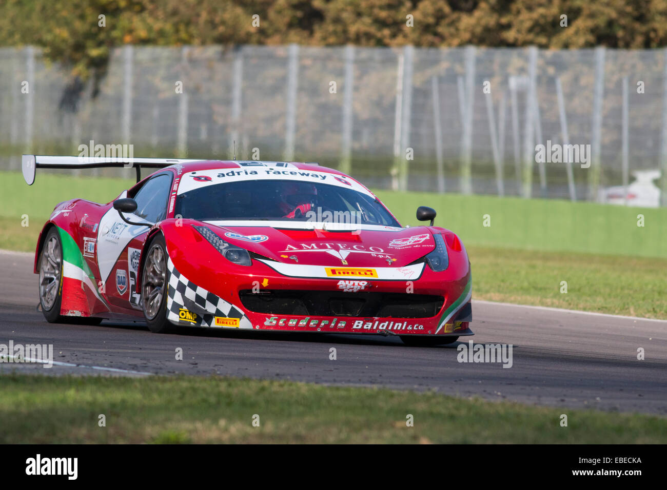 Imola, Italie - 11 octobre 2014 : une Ferrari 458 Italia Gt3 de Baldini 27 Network Srl équipe, entraînée par Raffaele Giammaria Banque D'Images