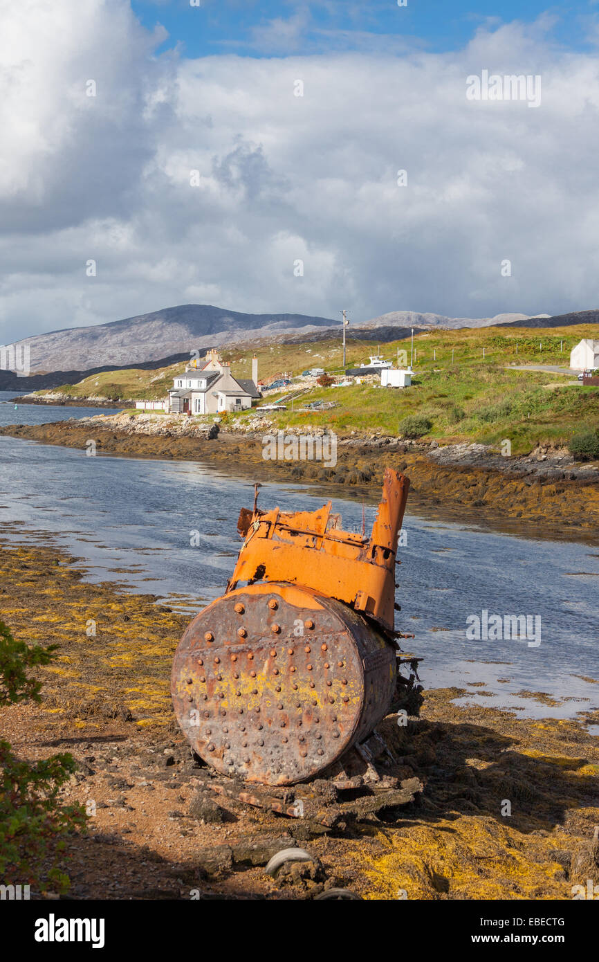 Chaudière rouillée sur le rivage dans l'île de Scalpay, près de Harris, en Écosse. Banque D'Images