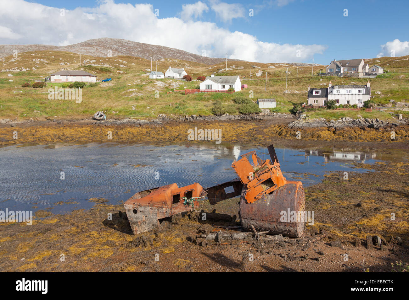 Chaudière rouillée sur le rivage dans l'île de Scalpay, près de Harris, en Écosse. Banque D'Images