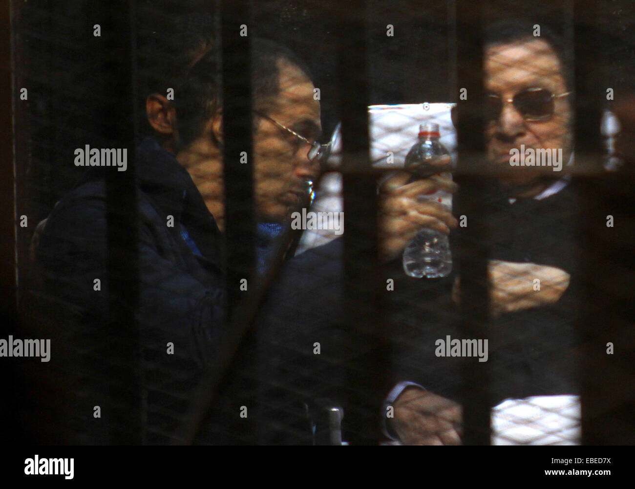Le Caire, Égypte. 29 Nov, 2014. L'ancien président égyptien Hosni Moubarak à son fils Gamal Moubarak sont visible à l'intérieur de la cour dans Le Caire, Égypte, 29 novembre 2014, après qu'un tribunal a rejeté d'une accusation de meurtre contre le leader déchu de la mort de manifestants au cours d'un soulèvement de 2011 qui a mis fin à l'ancien homme fort est la règle depuis des décennies. La cour a également acquitté d'une accusation de corruption de Moubarak, mais il restera en prison parce qu'il purge une peine de trois ans dans une autre affaire de corruption © Stringer/APA/Images/fil ZUMA Alamy Live News Banque D'Images