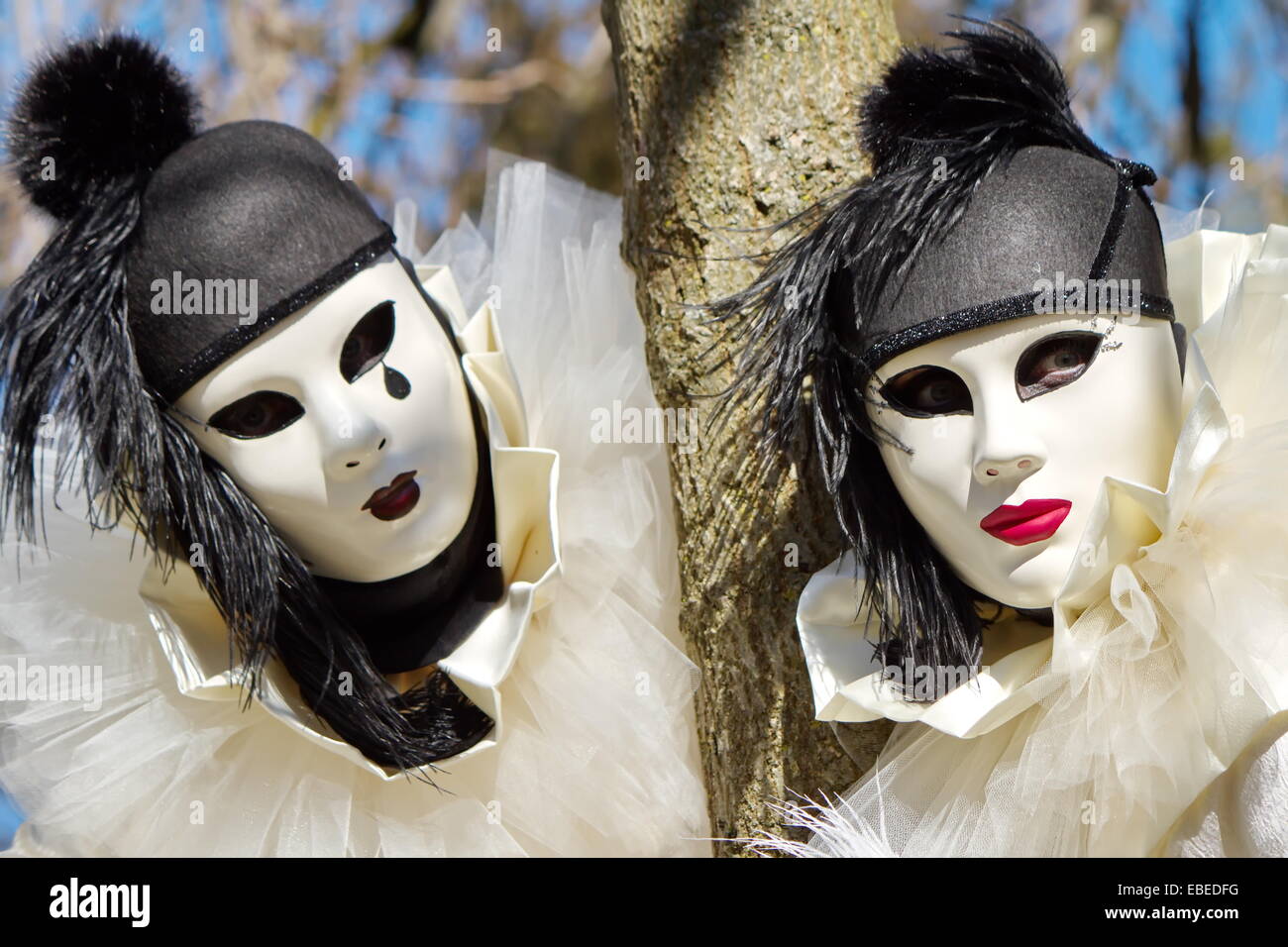 Pierrot noir et blanc couple at the 2014 carnaval vénitien d'Annecy, France Banque D'Images