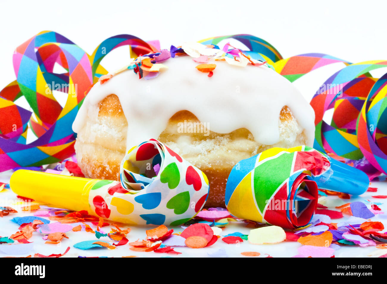 Donuts pour un parti isolé sur fond blanc avec de l'air continu, d'crécelle et confettis Banque D'Images