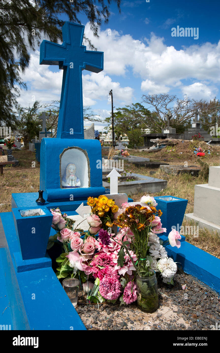 Ile Maurice Cap Malheureux, cimetière, fête des morts, des fleurs artificielles sur tombe peinte en bleu Banque D'Images
