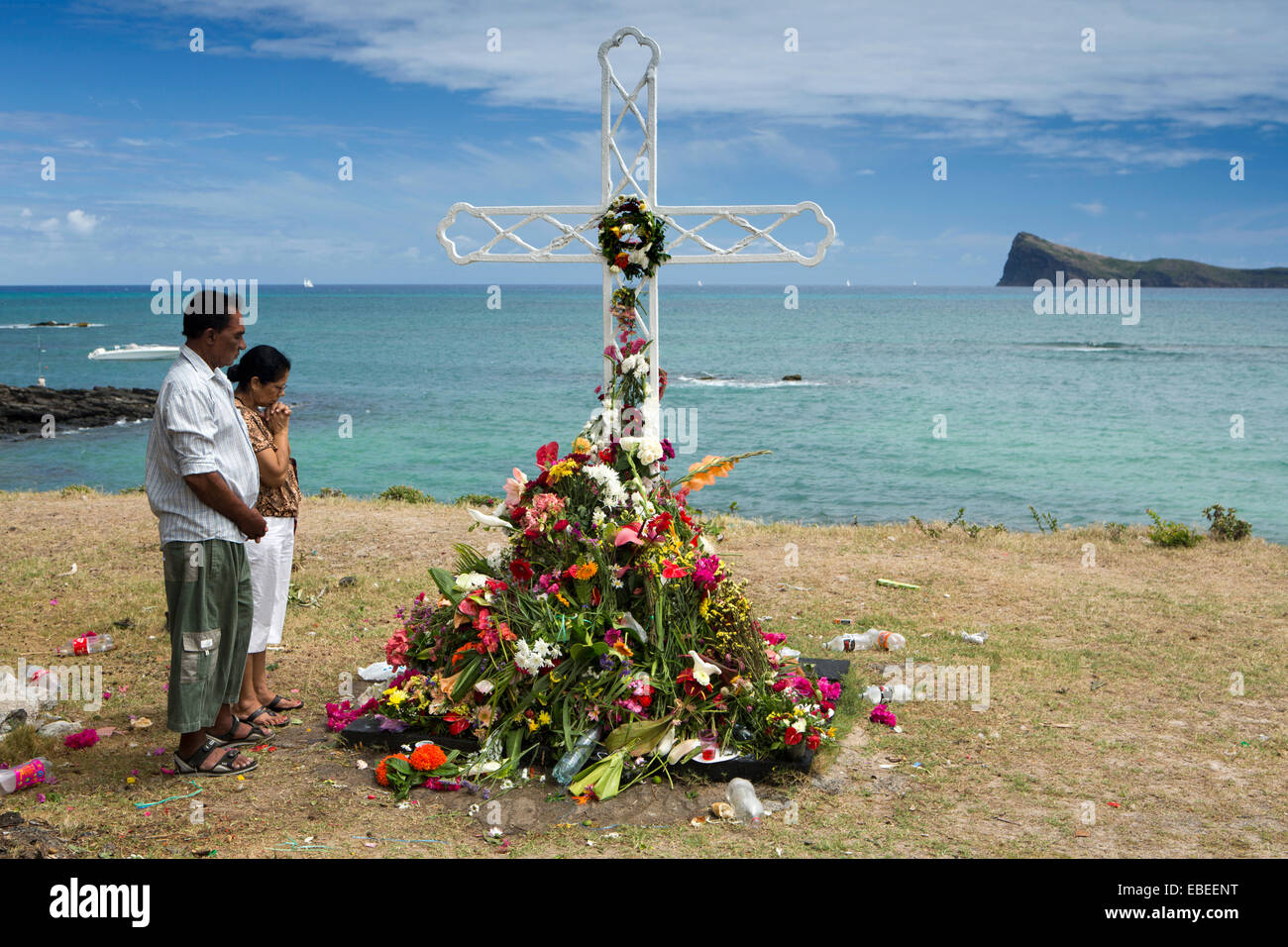 Ile Maurice, Cap Malheureux, cimetière, couple priant au mémorial communal au cours de fêtes des Morts Banque D'Images