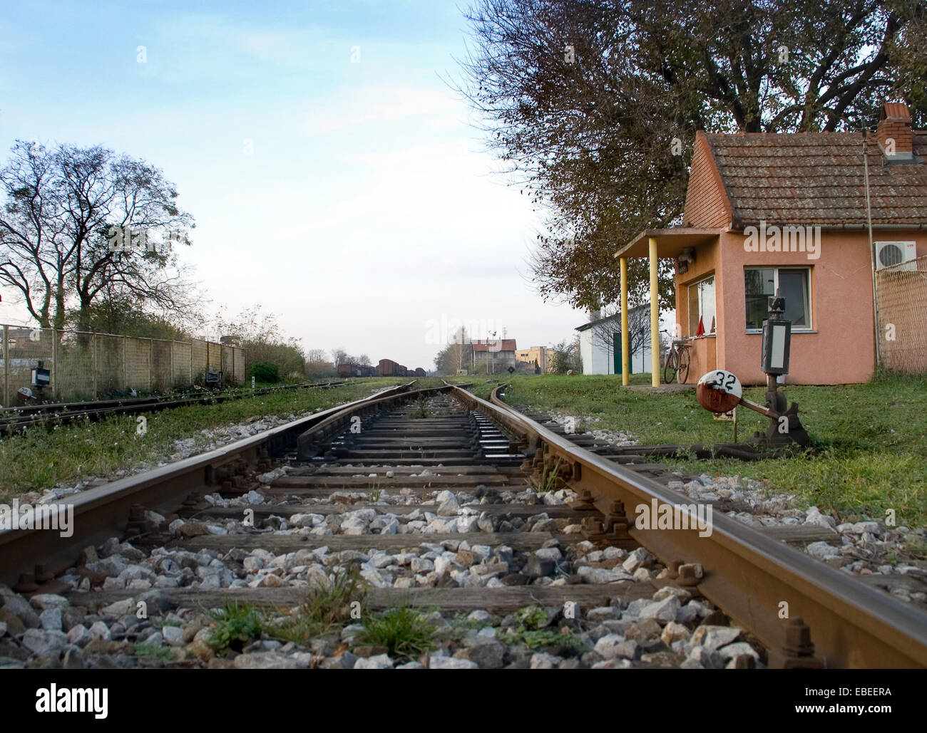 Le passage vers la ligne de chemin de fer est la plante qui est utilisée pour les trains de l'interrupteur de la voie à suivre. Banque D'Images