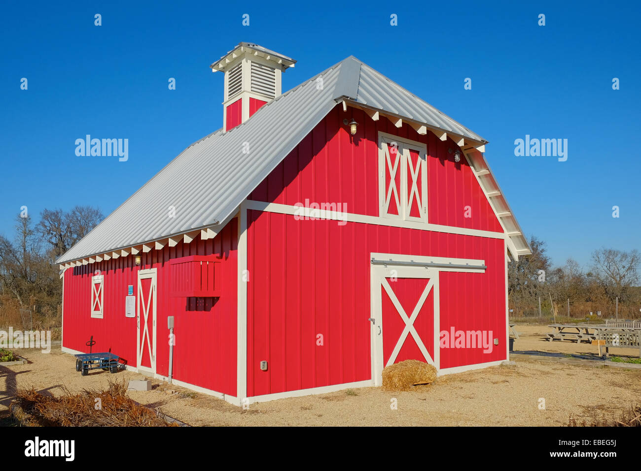 Petite grange rouge trouvé sur une ferme ou un ranch rural principalement utilisé pour le stockage dans les États-Unis. Banque D'Images