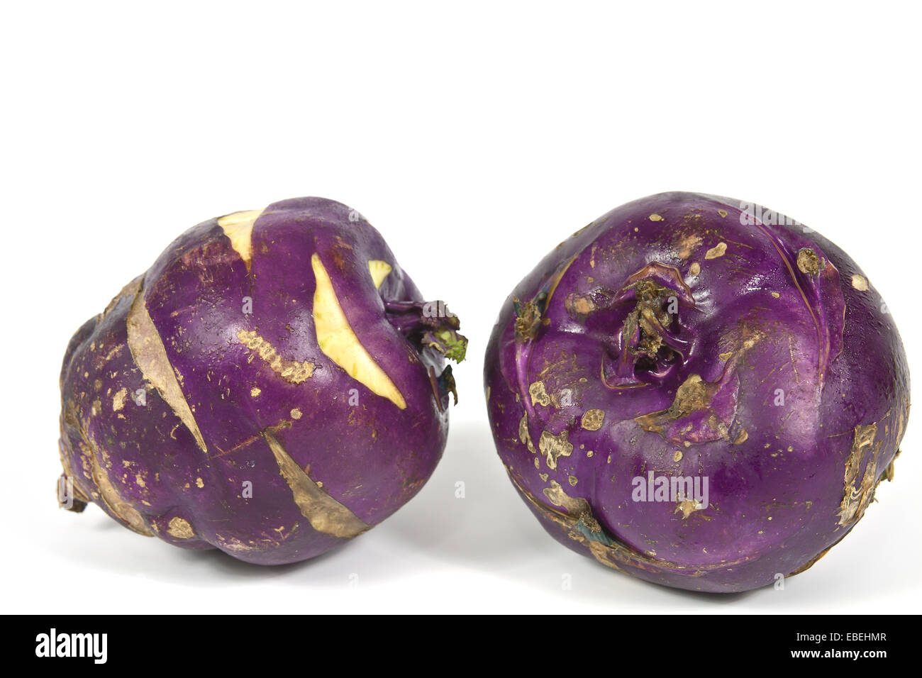 Chou Rave Legume Avec Une Tige Arrondie Avec Couleur Violet Fonce Sur Fond Blanc Photo Stock Alamy