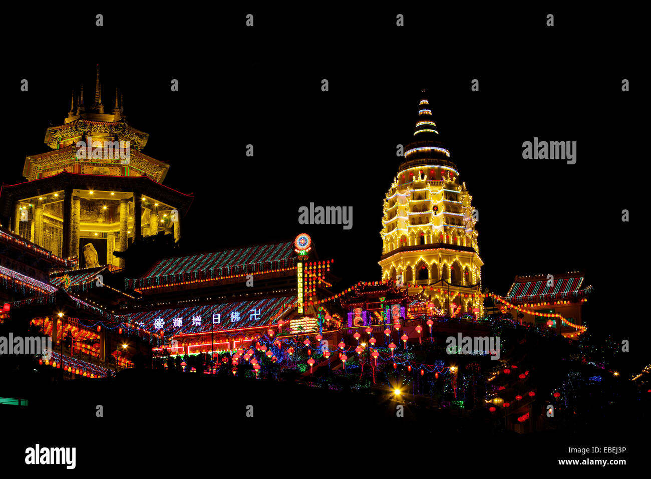 L'ITAM Air Kek Lok Si à Penang. Photo de nuit d'un temple bouddhiste décoré et illuminé pour le Nouvel An chinois. Banque D'Images