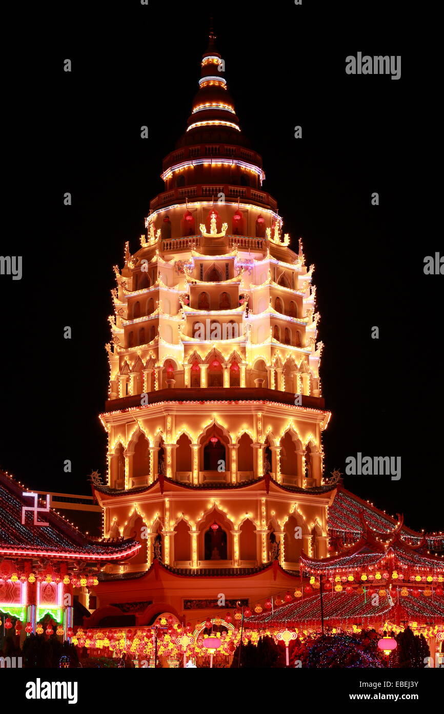 L'ITAM Air Kek Lok Si à Penang. Photo de nuit d'un temple bouddhiste décoré et illuminé pour le Nouvel An chinois. Banque D'Images