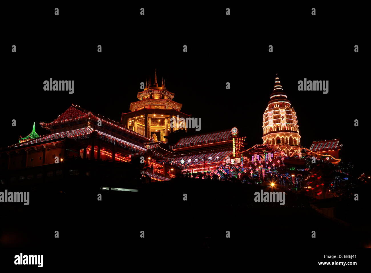 Penang Kek Lok Si. Photo de nuit d'un temple bouddhiste décoré et illuminé pour le Nouvel An chinois. L'ITAM Air Penang Banque D'Images
