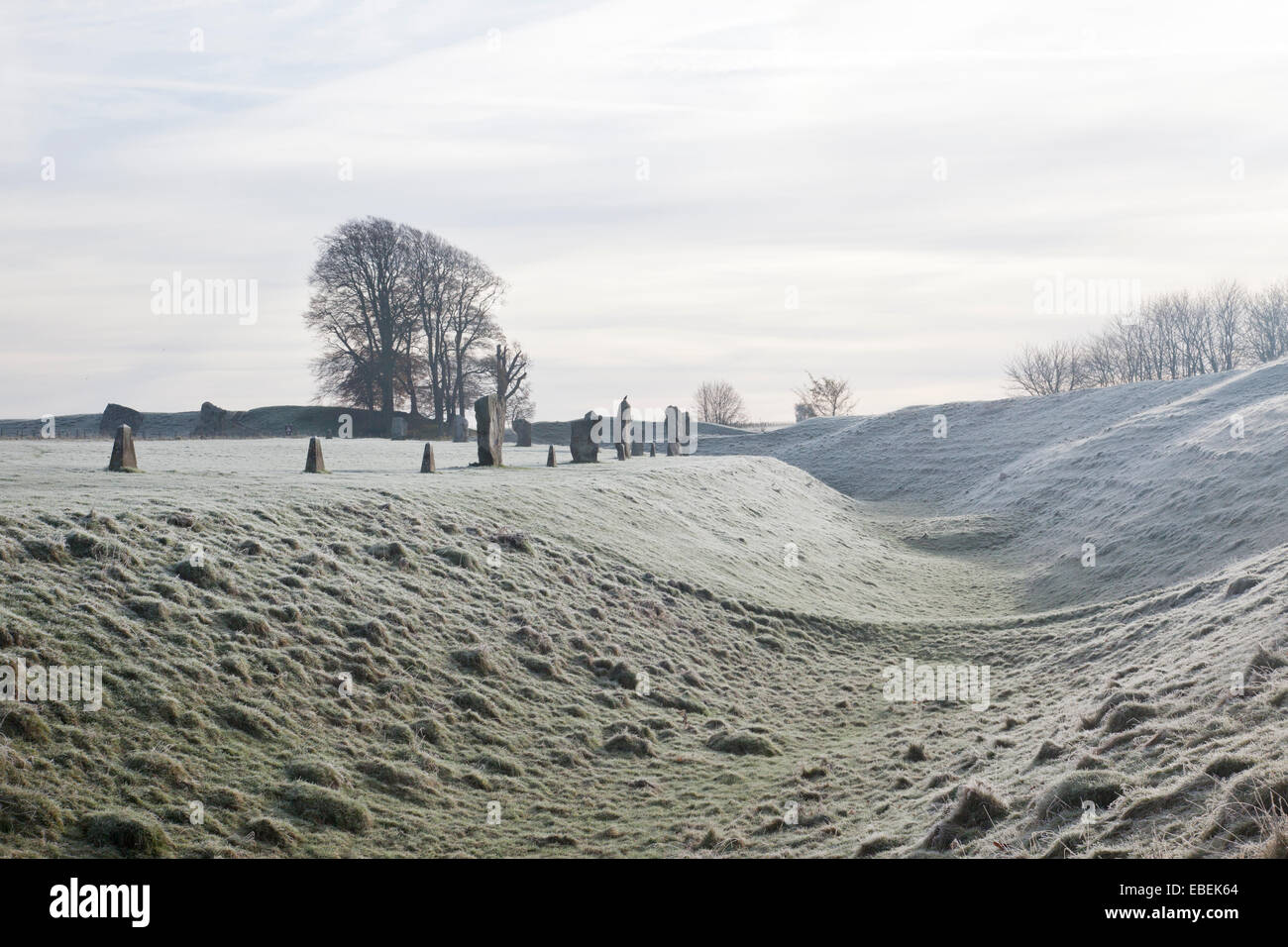 Une matinée glacielle au cercle de pierres d'Avebury. A, site classé au patrimoine mondial de l'UNESCO, Wiltshire, Angleterre, Royaume-Uni Banque D'Images