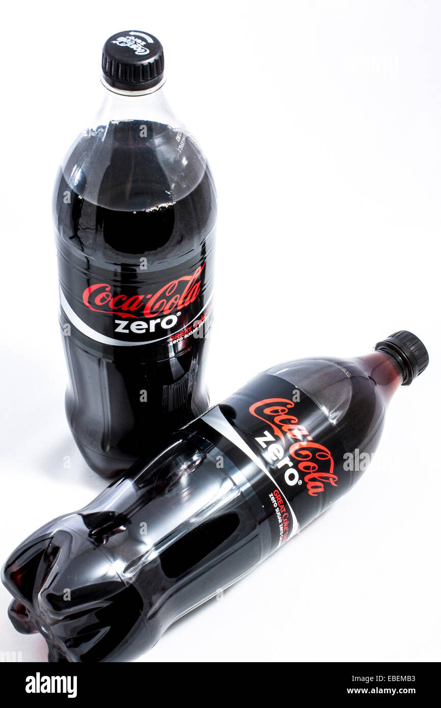 Deux bouteilles de coca cola zero sur fond blanc Banque D'Images