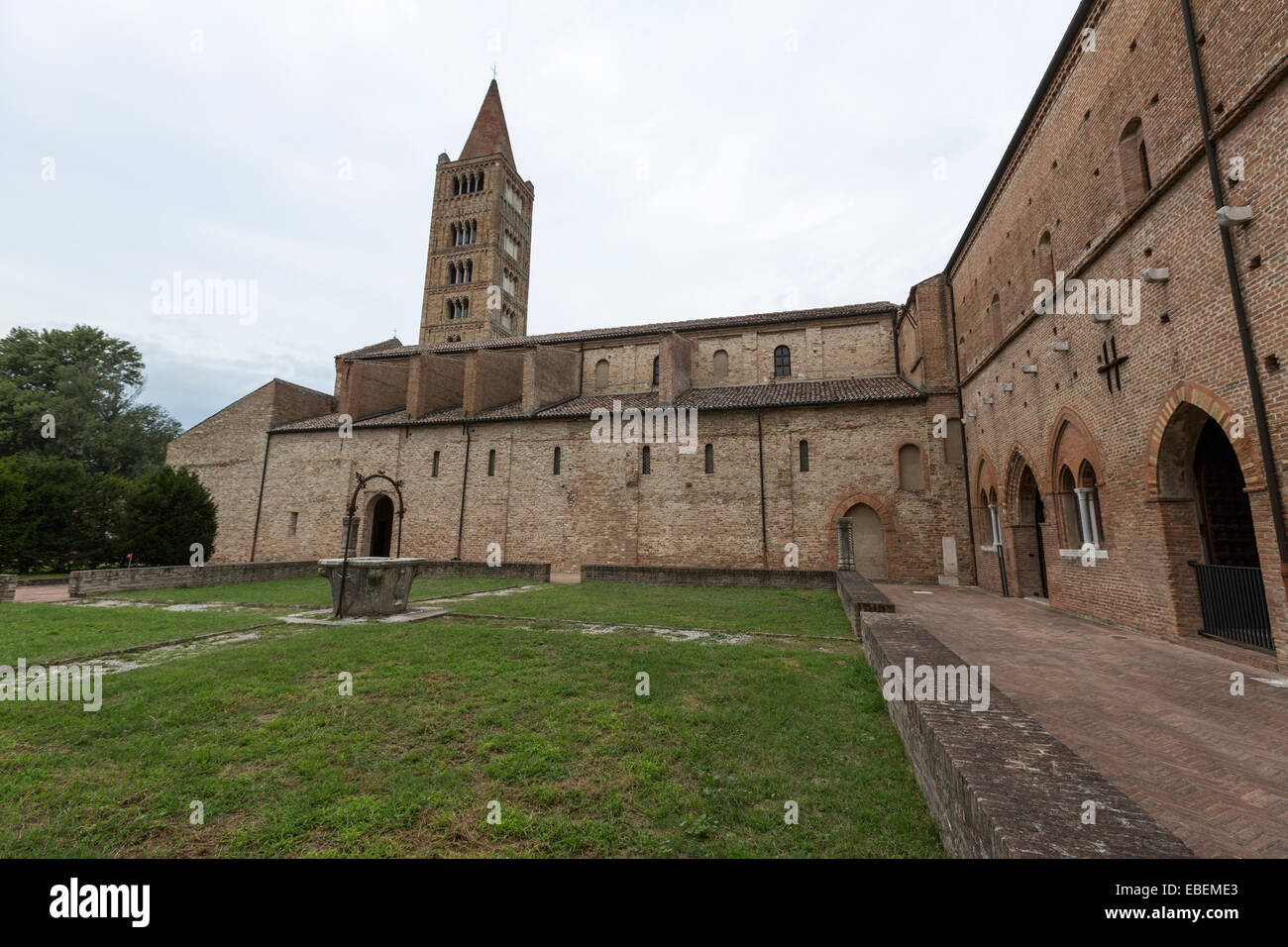 L'abbaye de Pomposa est un monastère bénédictin, à Codigoro, en Émilie-Romagne, en Italie Banque D'Images