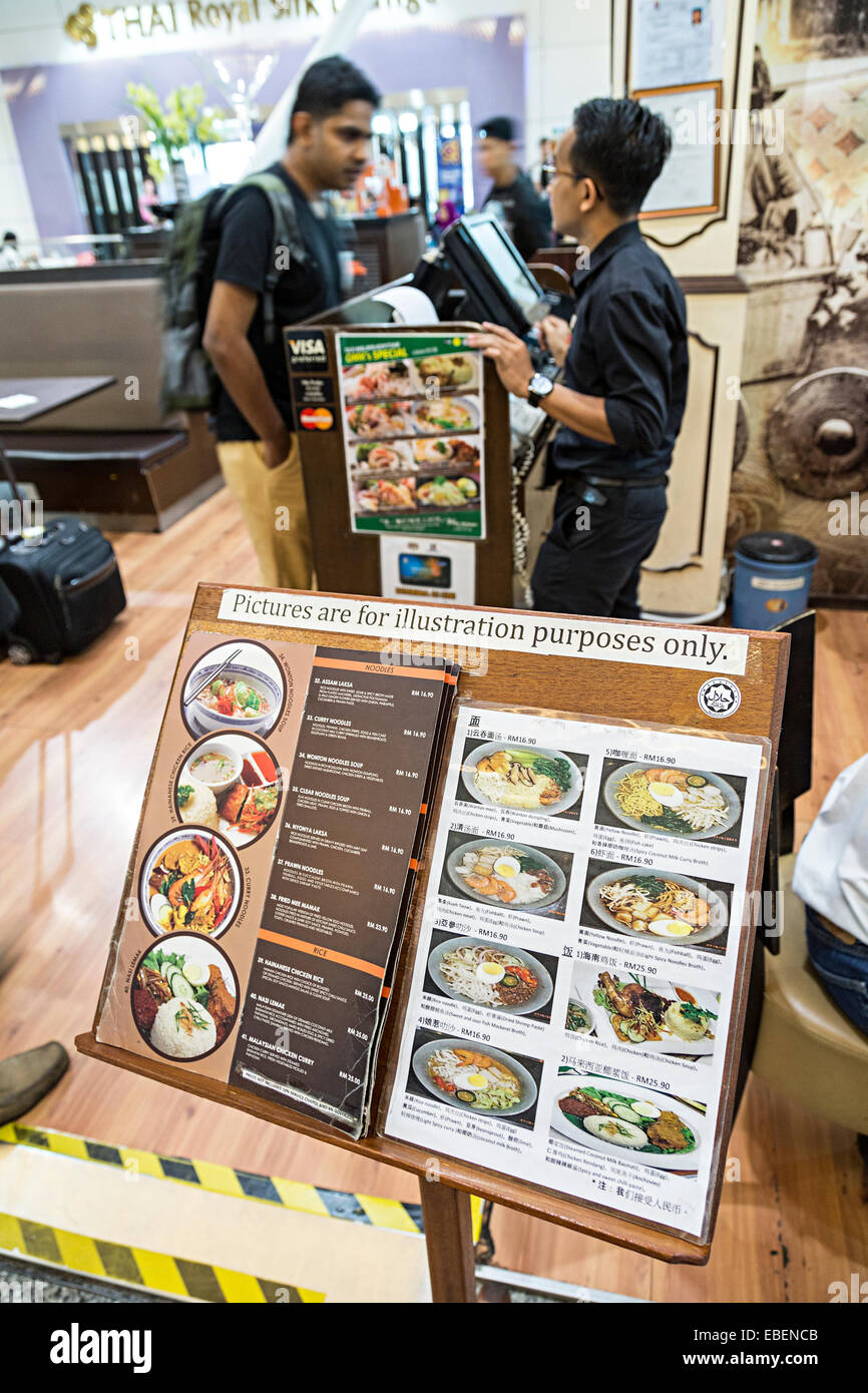 Menu illustré pour la nourriture malaisienne au restaurant à l'aéroport de Kuala Lumpur Banque D'Images
