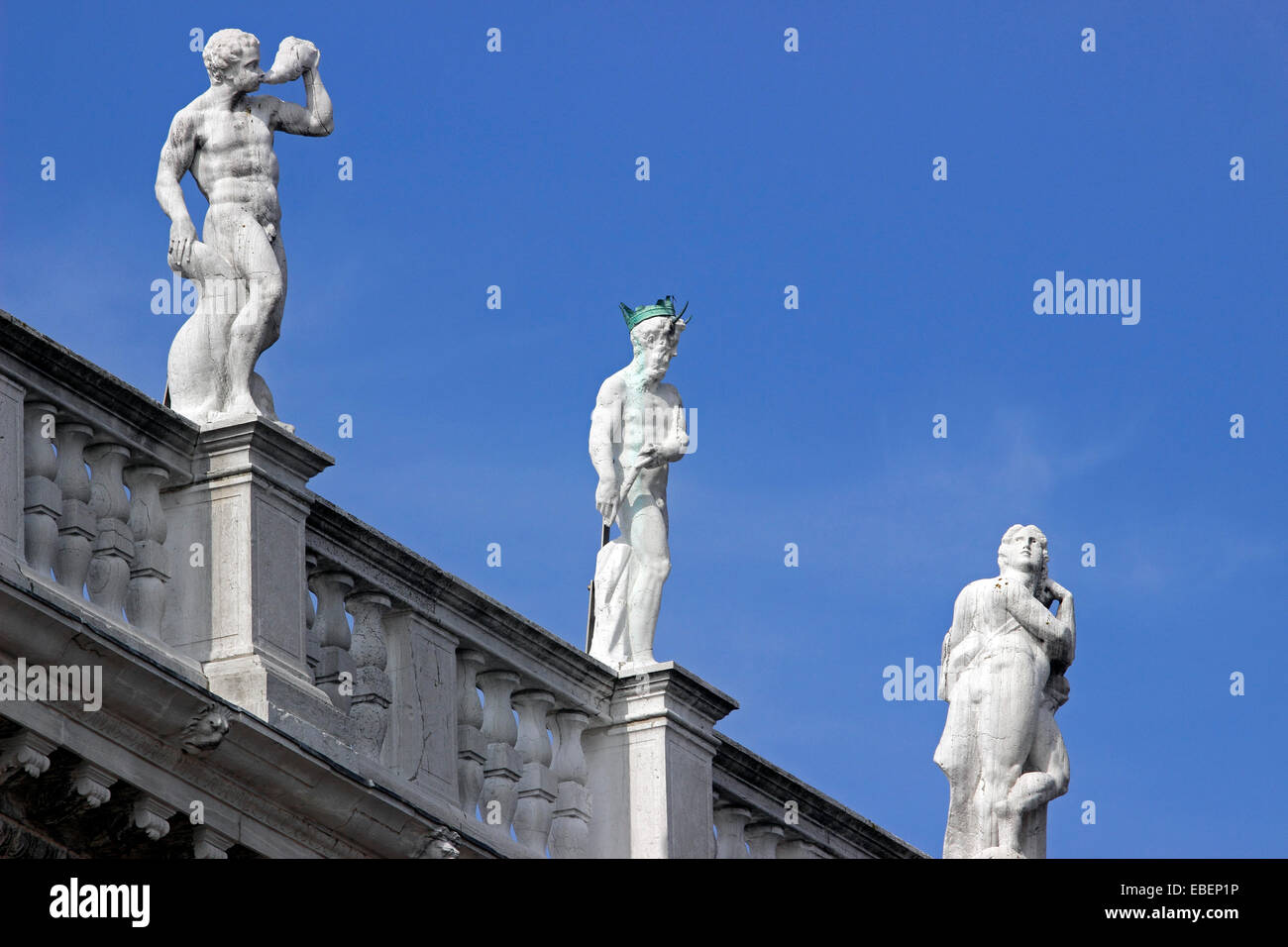 San Marco Venise Italie statues Détails sur l'édifice de la Bibliothèque nationale dans la Piazza Banque D'Images