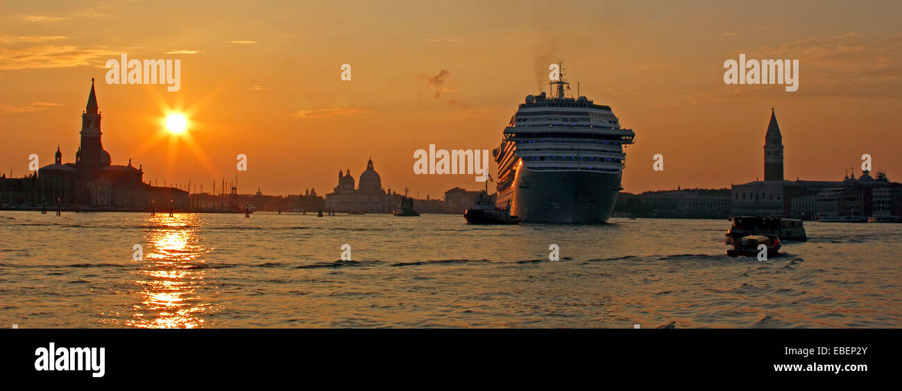 Venise Italie grand navire de croisière Costa Fascinosa laissant la lagune de Venise au coucher du soleil Banque D'Images