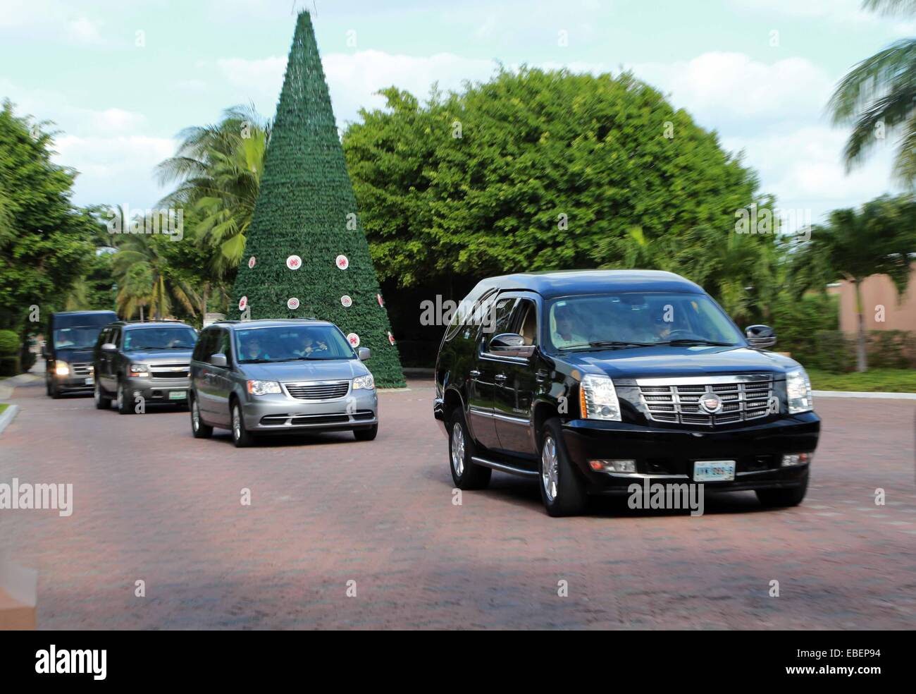 Cancun, Mexique. 29 Nov, 2014. Un corbillard transportant le cercueil avec le corps de l'acteur Mexicain Roberto Gomez Bolanos, également connu sous le nom de 'Chespirito', départ pour l'Aéroport International de Cancun, avant d'être transférés à l'aéroport de Toluca, à Cancun, Mexique, le 29 novembre, 2014. Le comédien Roberto Gomez Bolanos est décédé vendredi à l'âge de 85 ans dans la ville de Cancun. Un hommage à Roberto Gomez Bolanos se tiendra dans le stade Azteca de Mexico le dimanche, selon la presse locale. © Luis Perez/Xinhua/Alamy Live News Banque D'Images