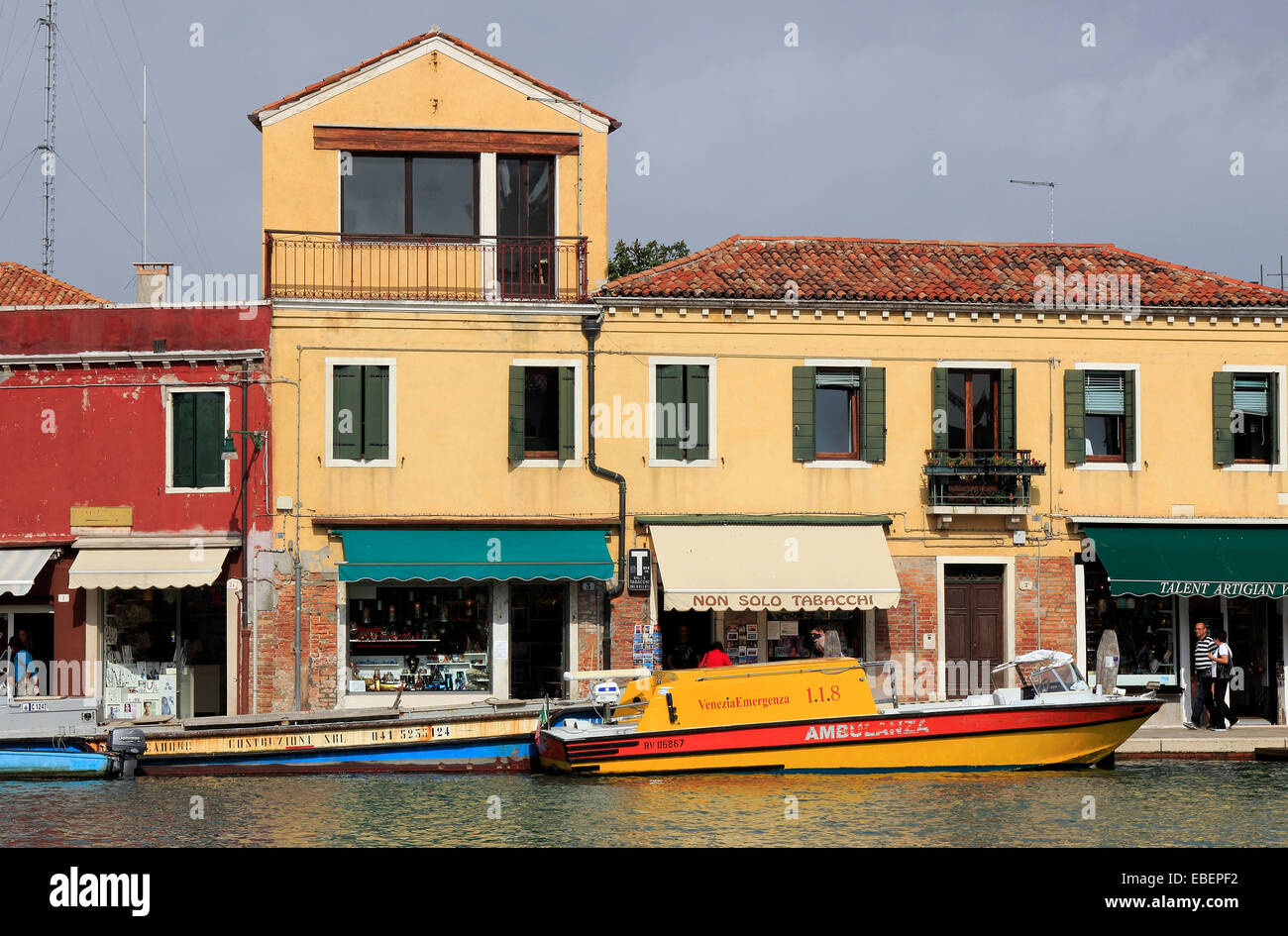 Italie Venise bateaux Murano et les touristes le long du canal d'Angeli Banque D'Images