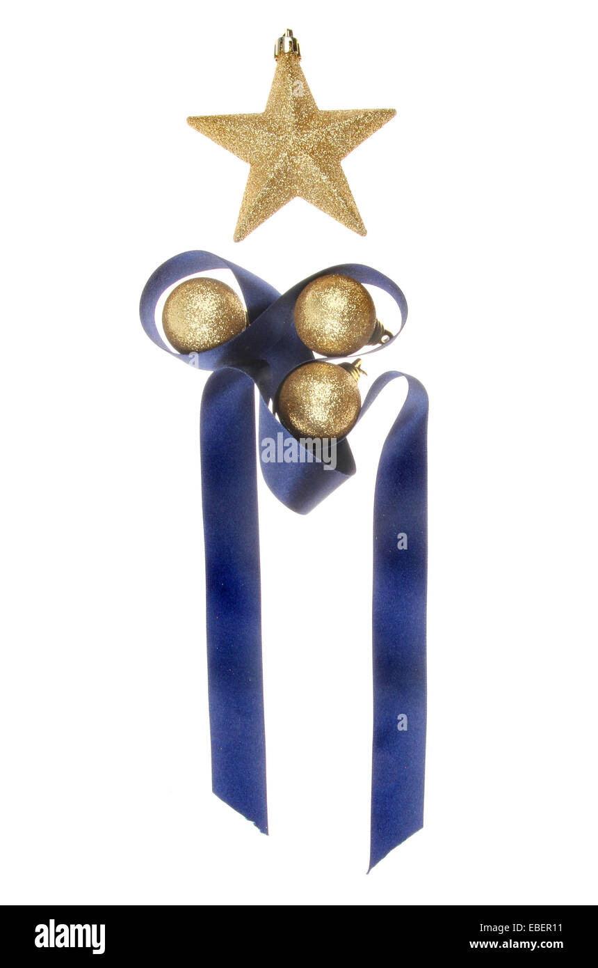 Décoration de Noël, gold glitter star babioles avec un ruban bleu et blanc isolé contre Banque D'Images